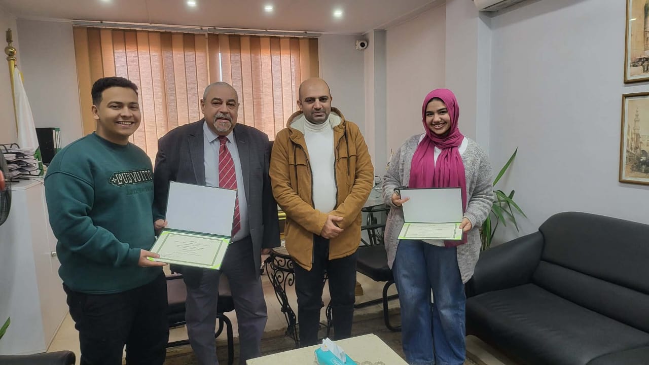 صور تكريم العميد للطلبة